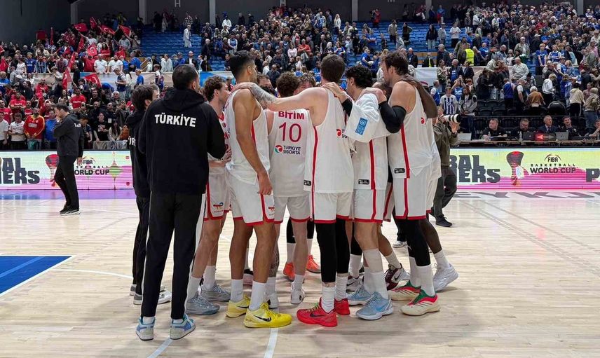 Ergin Ataman'ın takımı İzlanda'da net skorlu galibiyetle Dünya Kupası yolunu garantiledi