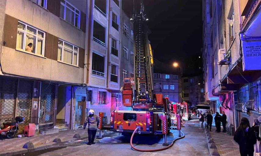 Esenler'de kentsel dönüşüm alanında boş binanın çatısında alevler