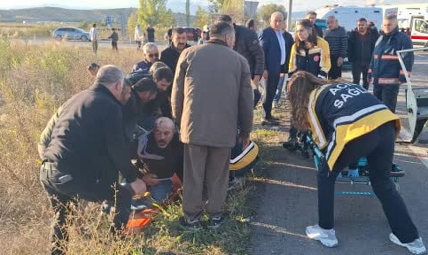 Kavşakta çarpışma: bir araçta yangın çıktı, 7 kişi yaralandı