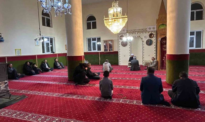 Sabahın ilk ışığında cami cemaati Özalp'te buluştu