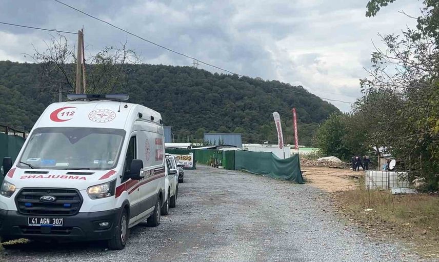 Kocaeli'de sele kapılan cipte kaybolan iki kişiyi arama çalışmaları sürüyor
