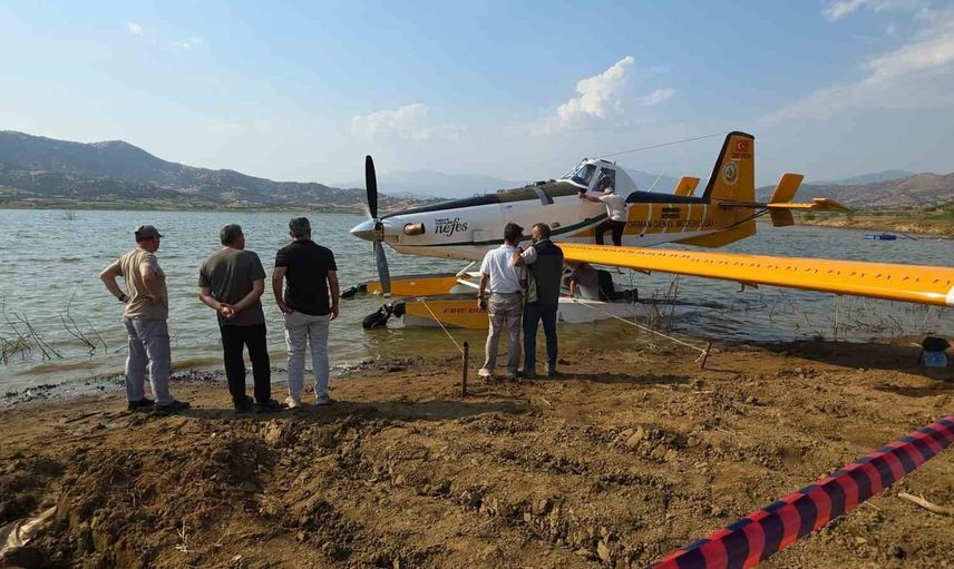Beydağ barajında su ikmali yapan amfibik uçak boruya takılınca kalkamadı