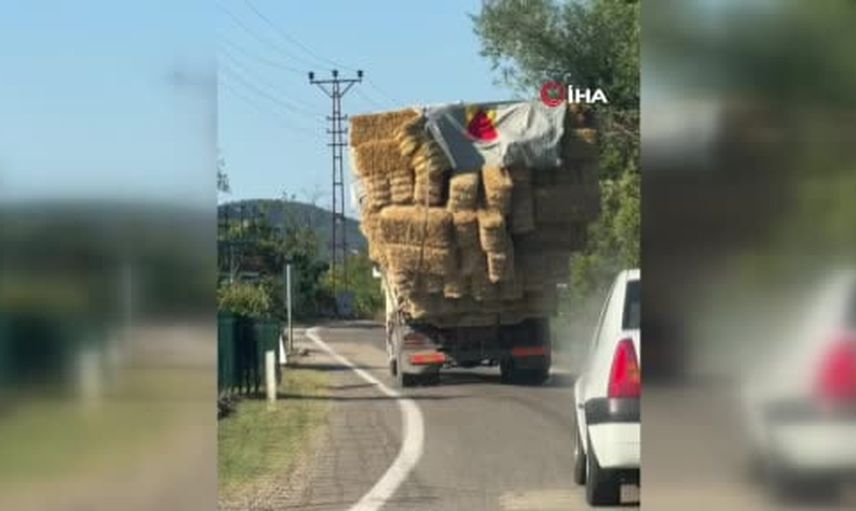 Aşırı yüklü kamyondan düşen saman balyaları Yenice trafiğini kilitledi