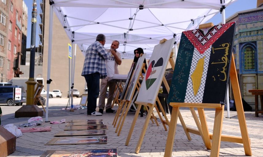 Van'da Kubbetü’s-Sahra önünde Gazze'ye destek resim sergisi