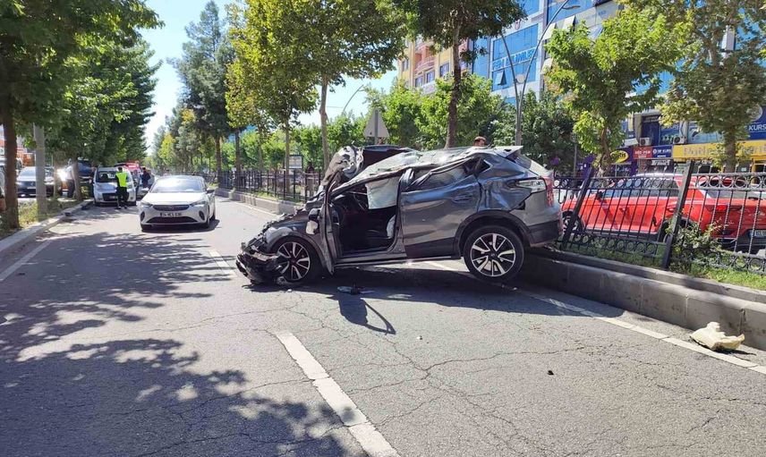Batman'da takla atan otomobil refüjdeki korkuluklara çarptı: 1 yaralı