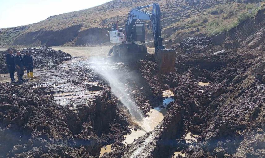 Hakkari'de 3 bin 500 rakımlık Berçelan Yaylası'nda su hattı onarımına zorlu müdahale