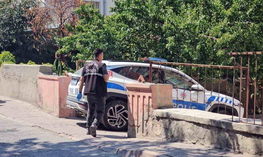 Boşanma sürecindeki eşi apartman önünde bıçakladı, kaymakamlığa teslim oldu