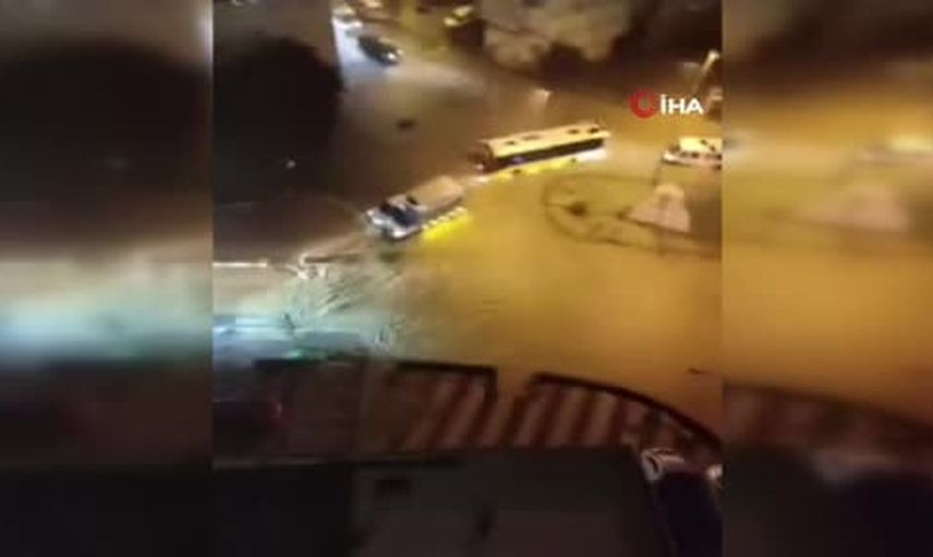 Pendik’te sağanak alt geçidi göle çevirdi, sürücüler mahsur kaldı