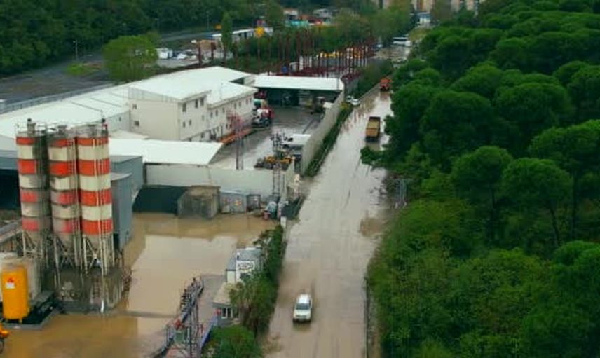 Kemerburgaz'da selin ardından sokaklar çamurla kaplandı