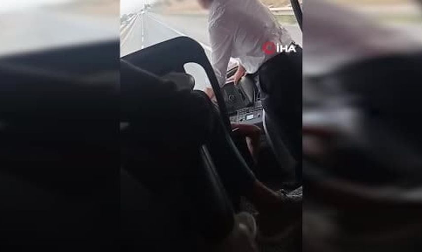 Otobüste hareket halindeyken şoför değişimi tepkileri artırdı