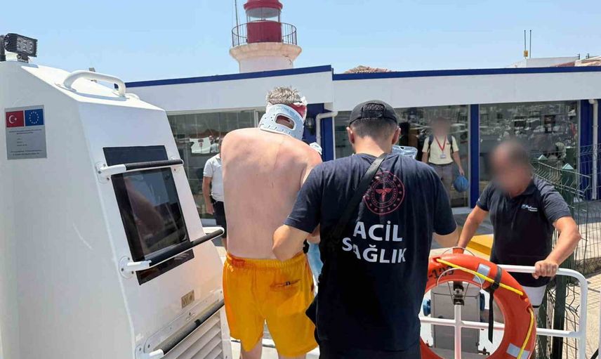 Kıyıda acil müdahale: Bodrum açıklarında yaralanan yolcu sahil güvenlik tarafından ambulansa teslim edildi
