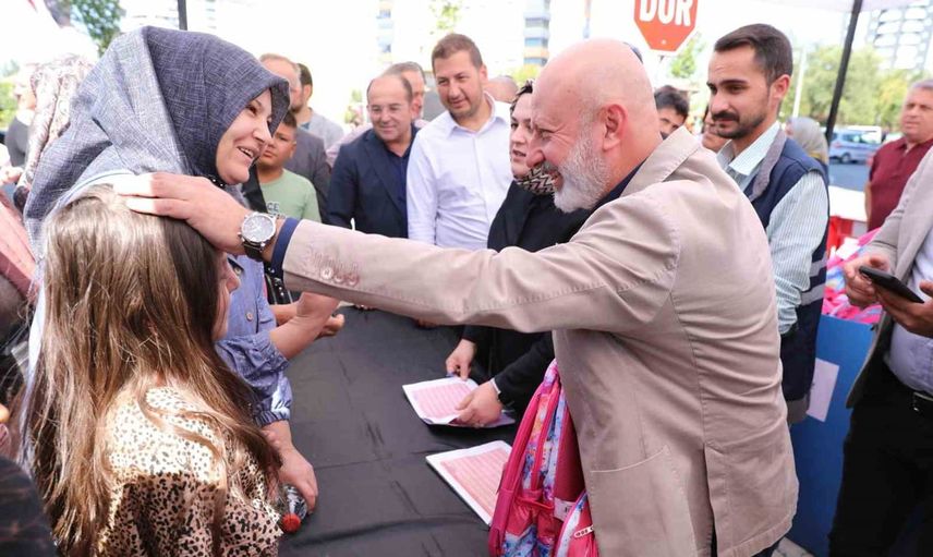 Kocasinan'da dost eliyle geleceğe hazırlık: kırtasiye ve sosyal destekler sürüyor