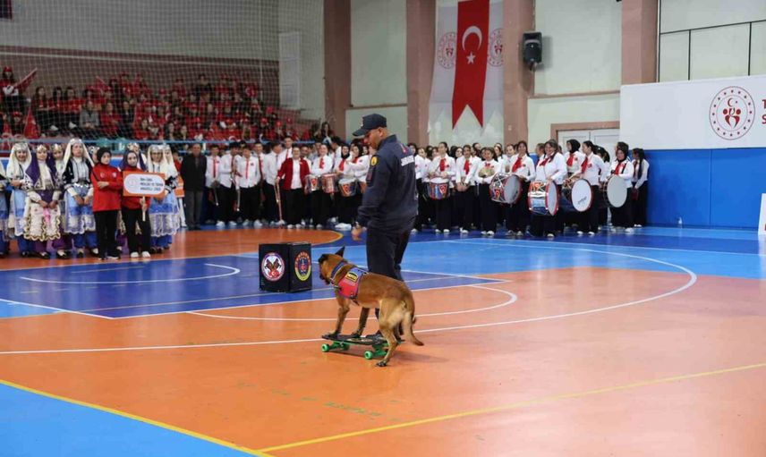 Nevşehir'de peribacaları arasında bayraklı at gösterisi