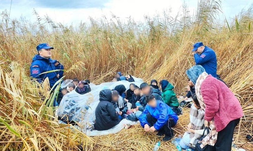 Çanakkale Ezine'de ortak operasyon: 19'u çocuk 39 kaçak göçmen bulundu