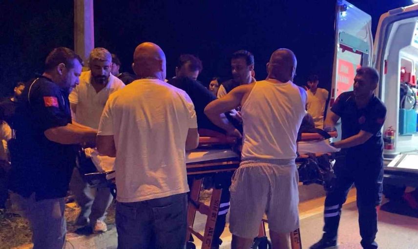 Bursa'da gece yarısı çarpışma: otomobil takla attı, iki kişi yaralandı