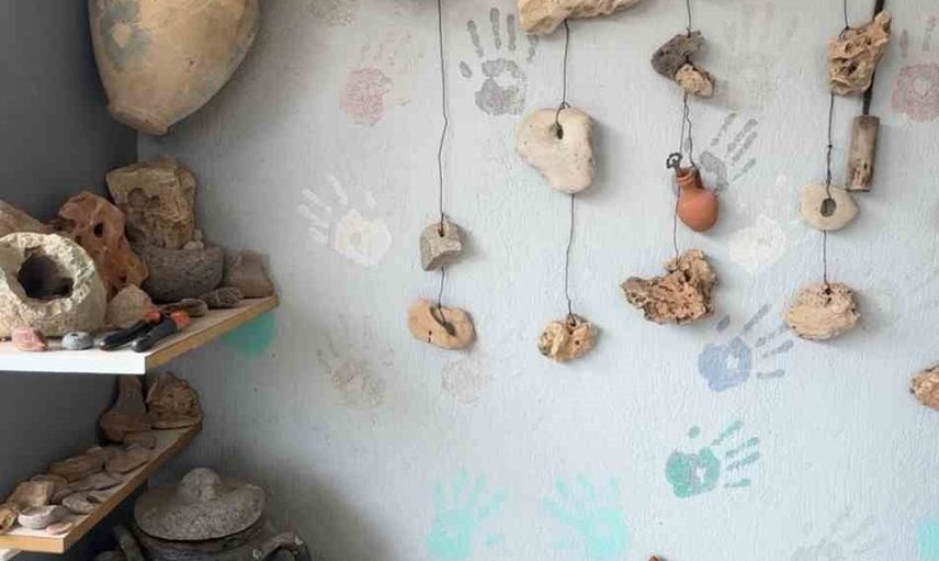 Köy bahçesinde sergilenen taşlar geçmişle bağ kuruyor
