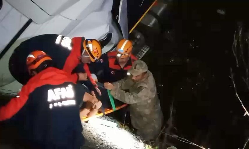 Sağanakta kontrolü kaybeden tır şarampole yuvarlandı, iki kişi yaralandı