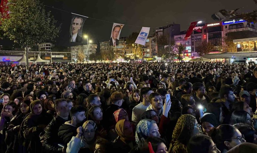 Pendik sahilinde müzikle cumhuriyet coşkusu Murat Dalkılıç sahnede