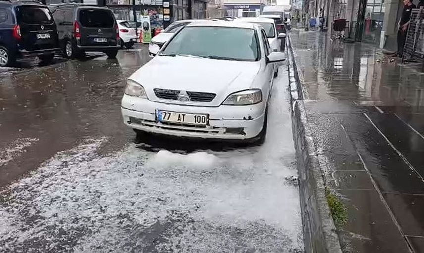 Kars'ta ansızın bastıran dolu günlük yaşamı sekteye uğrattı