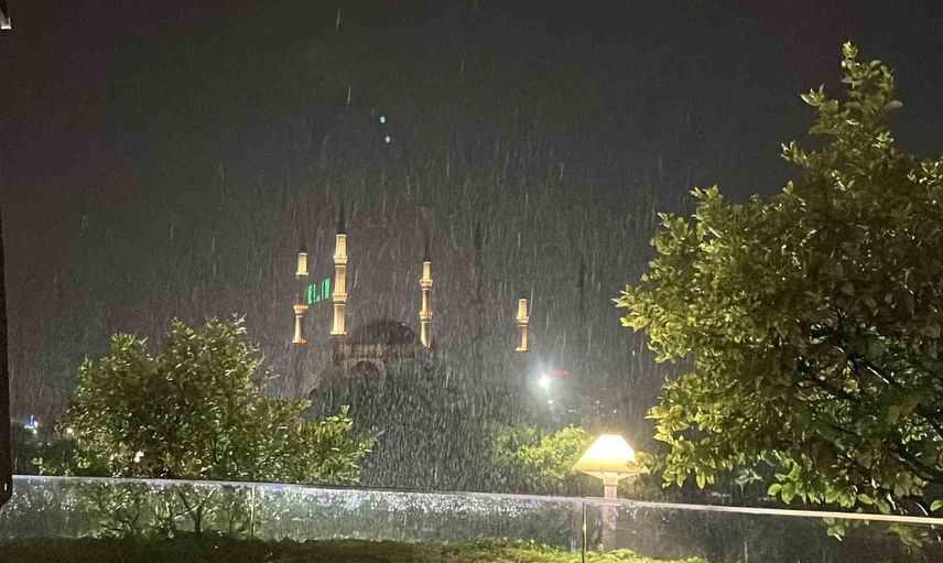 Adana'da kısa ama yoğun yağmur hayatı aksattı