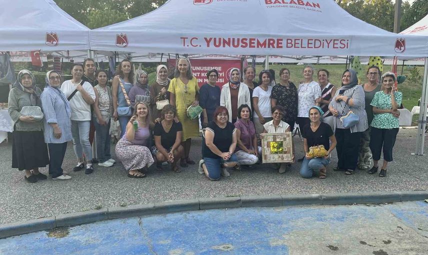 Gece pazarında emekle örülen ürünler ilgi gördü
