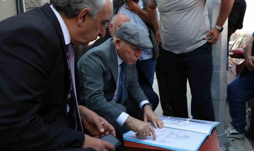 Başkan Sekmen Mumcu Mahallesi'nde cami inşaatını ve talepleri yerinde değerlendirdi