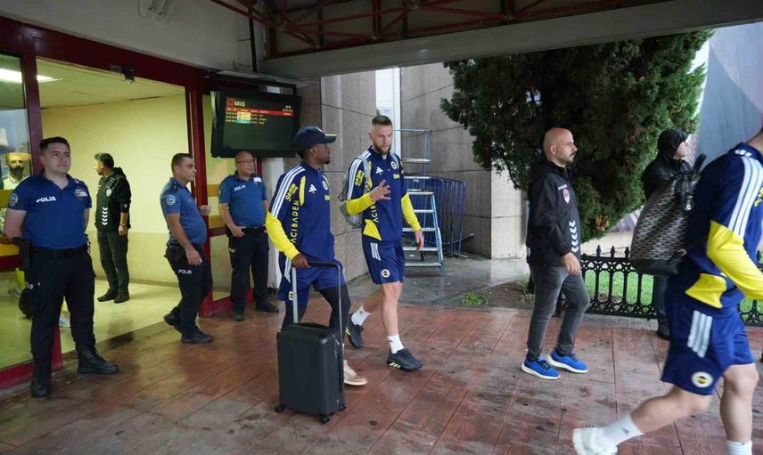 Fenerbahçe kafilesi Samsun’da taraftarın coşkusuyla karşılandı