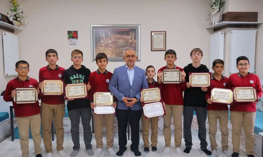 Bayburt'ta hafızlık yolculuğunu tamamlayan gençlere belge takdim edildi