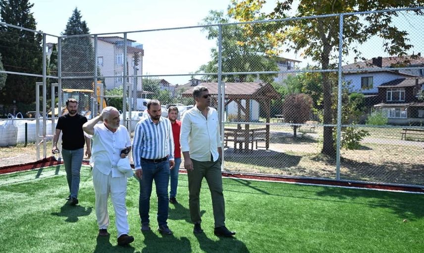 Kartepe'de iki yeni halı saha gençlerin kullanımına hazırlanıyor