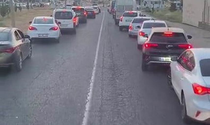 Diyarbakır'da siren sesiyle trafik çözüldü: sürücüler fermuarla itfaiyeye yol verdi