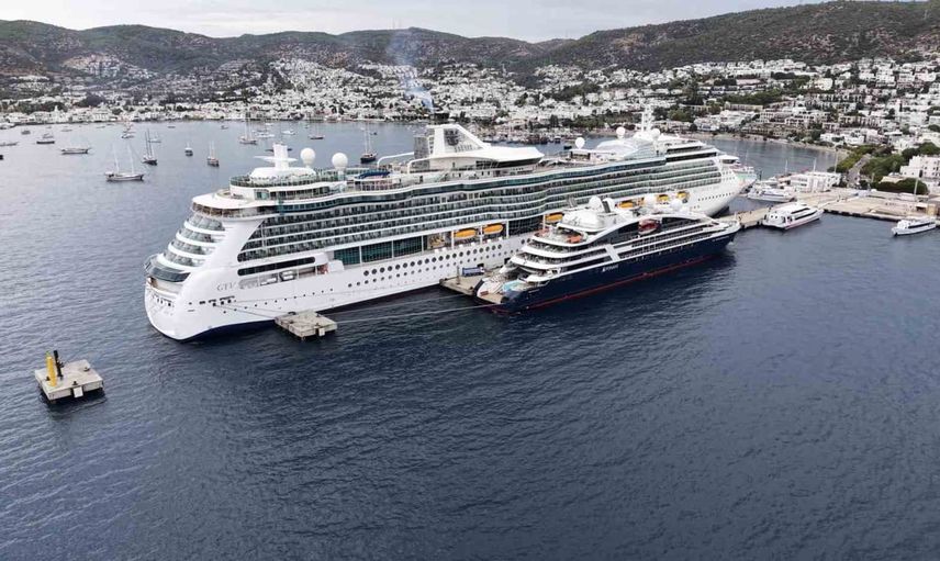 Bodrum limanında iki kruvaziyerle 2 bin 437 ziyaretçi