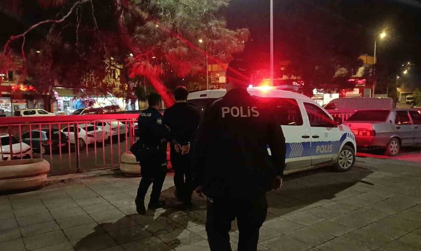 Kavga para yüzünden tırmandı: çatıya çıkan oğul bıçakla annesini rehin aldı