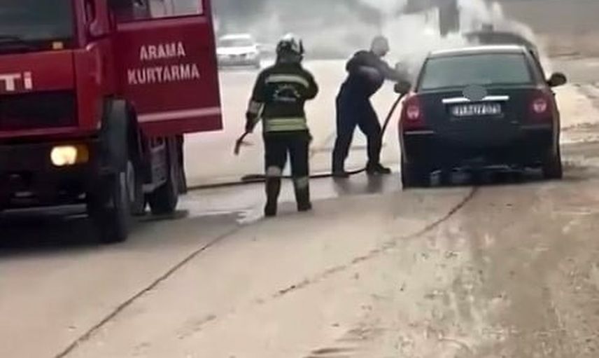 Gaziantep'te seyir halindeki otomobilin motorunda çıkan yangın söndürüldü