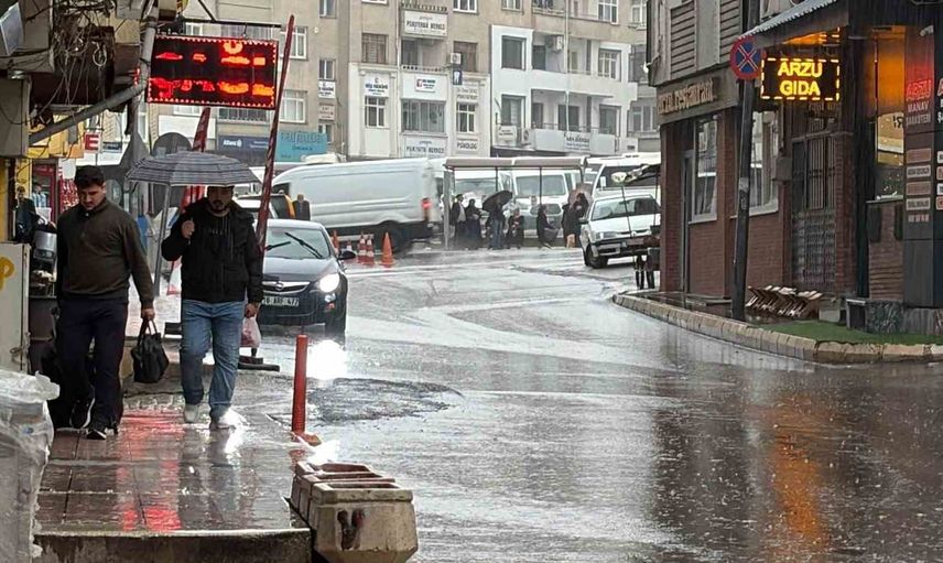 Elazığ'da aniden bastıran sağanak günlük yaşamı etkiledi