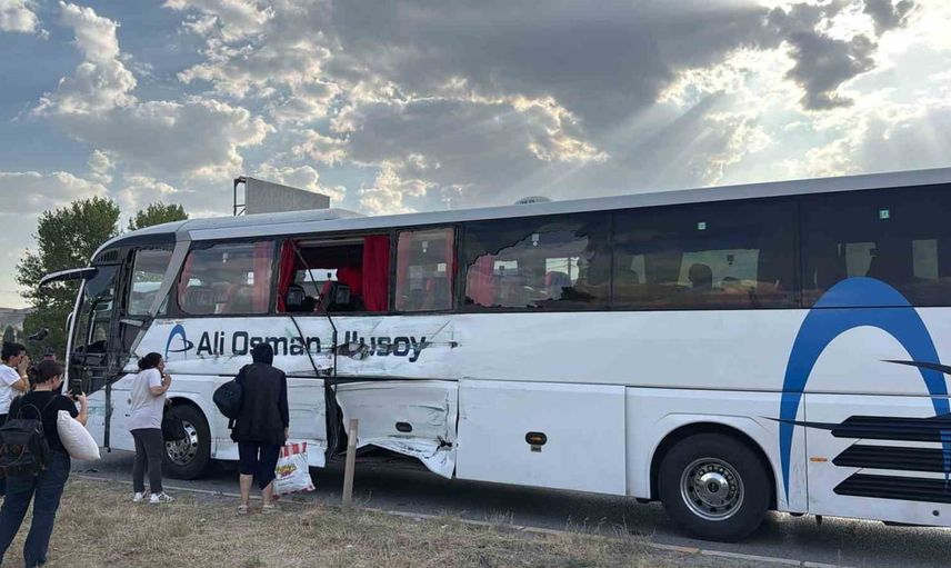Kırıkkale'de kavşakta yolcu otobüsü ile iki tır çarpıştı
