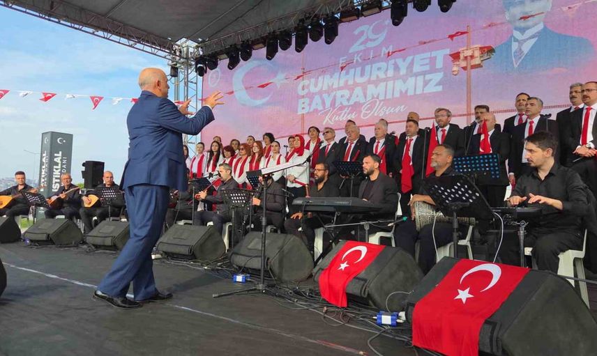 Samsun’da dalgalanan 1919 metrelik bayrakla cumhuriyetin 103. yılı kutlandı