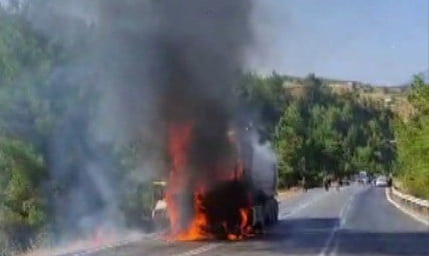 Kürtül Mahallesi Andırın yolunda seyrederken yanan kamyon kontrol altına alındı