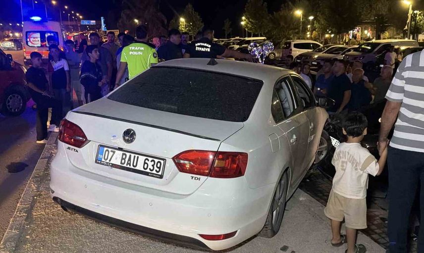 Kontrolünü kaybeden sürücü park halindeki araca çarptı, 5 kişi yaralandı