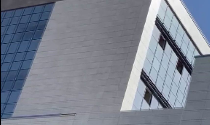 Ücretini alamayan işçi çatıda eyleme girince ekipler müdahale etti