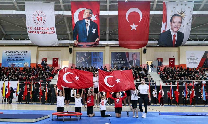 Bilecik'te miniklerin cumhuriyet coşkusu salonda hayranlık uyandırdı