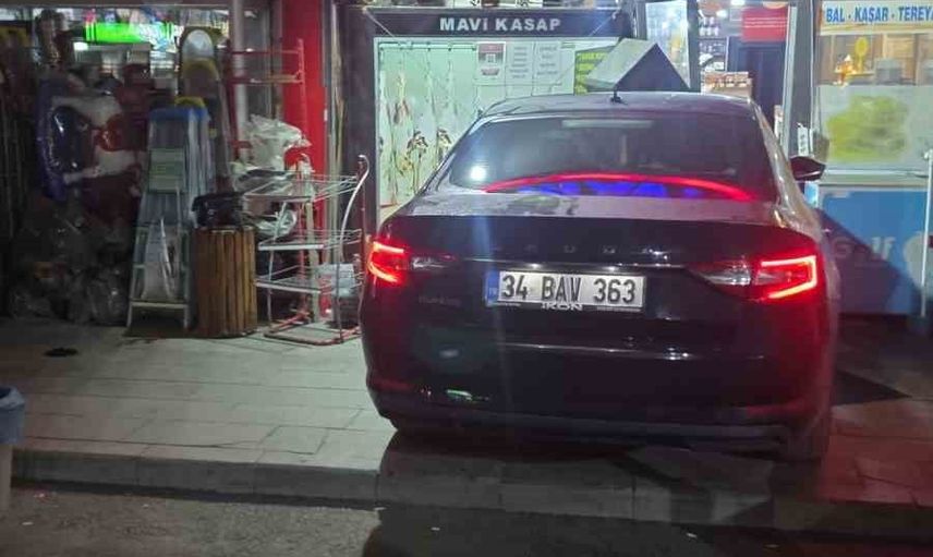 Sarıkamış'ta kontrolden çıkan araç yol kenarındaki iş yerine girerek hasar bıraktı