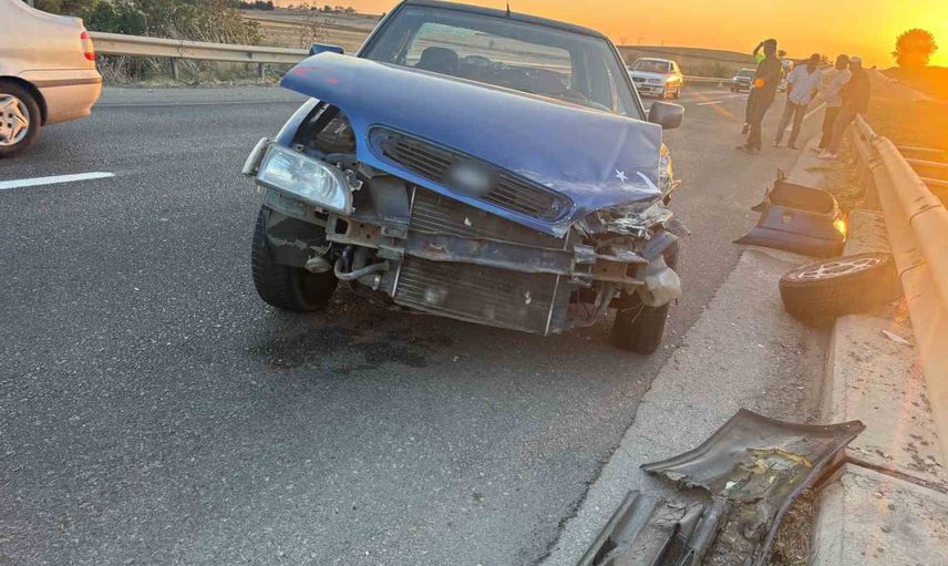 Babaeski'de lastiği kopan otomobil bariyerlere çarptı; sürücü yara almadan kurtuldu