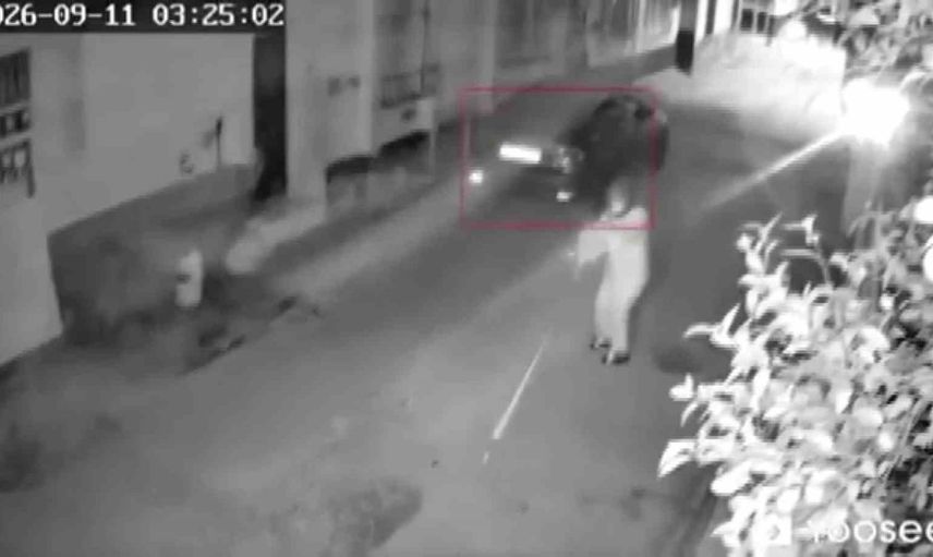 Adana'da kasklı iki kişi motosikletten inip eve ateş açtı