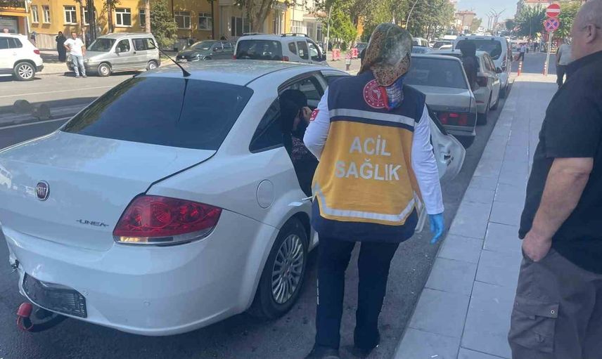 Karaman'da Atatürk Bulvarı'nda park halindeki araçlara çarpan otomobilde üç kişi yaralandı