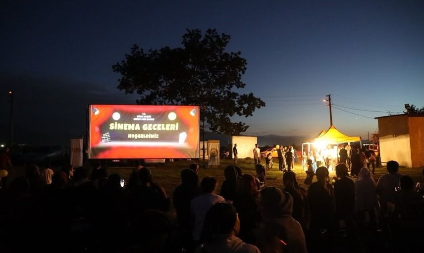 Köy meydanında yıldızlar altında nostalji: açık hava sinema gecesi