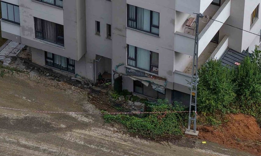 Trabzon'da sağanak ilçelerde hasara yol açtı, istinat duvarı çöktü