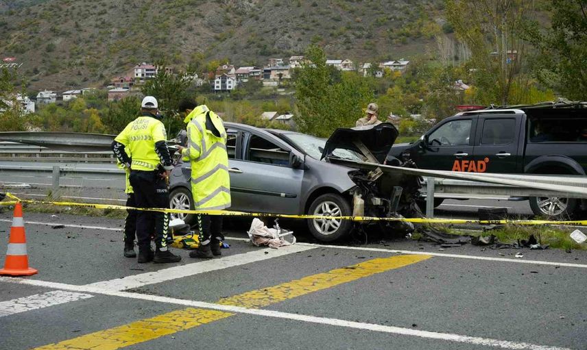 Gümüşhane'de bariyere saplanan otomobilde bir kişi yaşamını yitirdi, dört kişi yaralandı