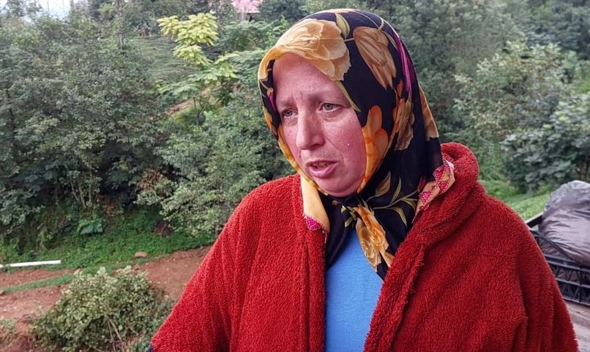 Rize'de yağışla kopan toprak üç katlı binayı askıda bıraktı