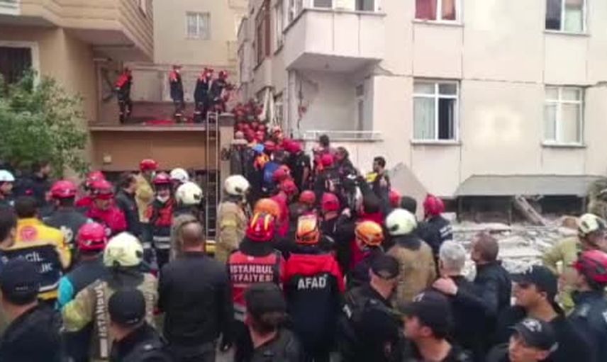 Maltepe'de çöken binada arama kurtarma sürüyor: 10 kişi sağ kurtarıldı