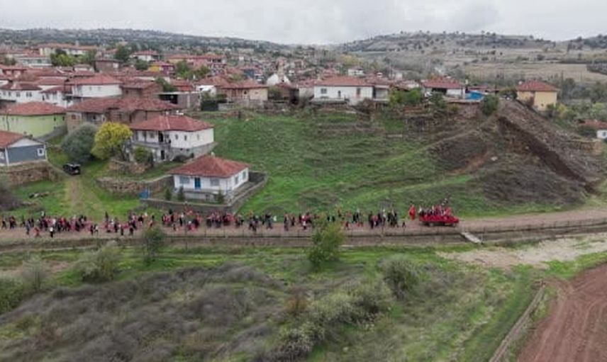 Köylüden 29 ekim morali: büst açılışı, kortej ve halaylarla Cumhuriyet coşkusu